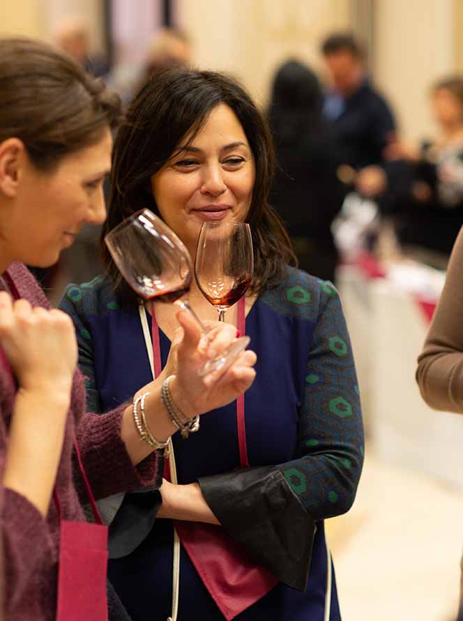 Ragazze che degustano il vino